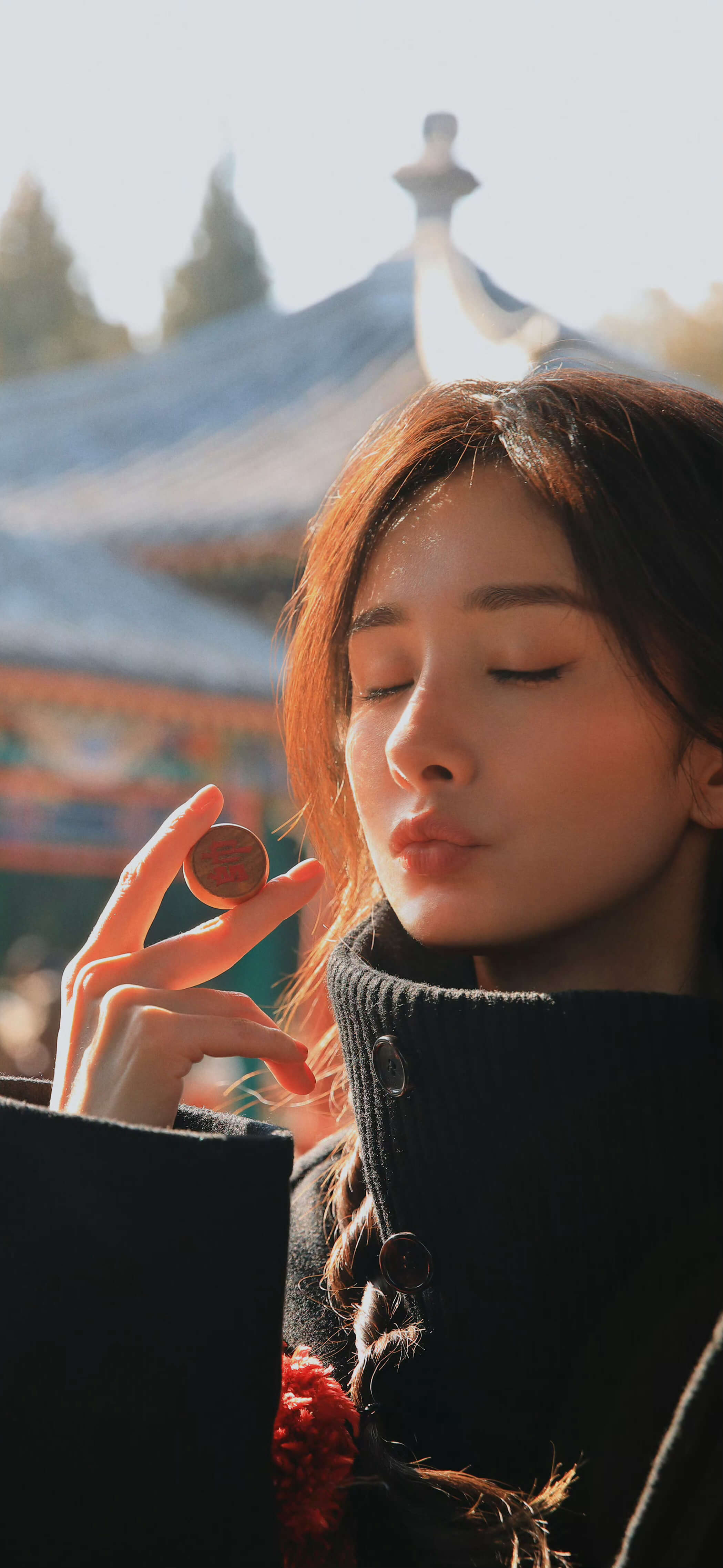 杨幂蛇年新春壁纸，双麻花辫新年京味大片