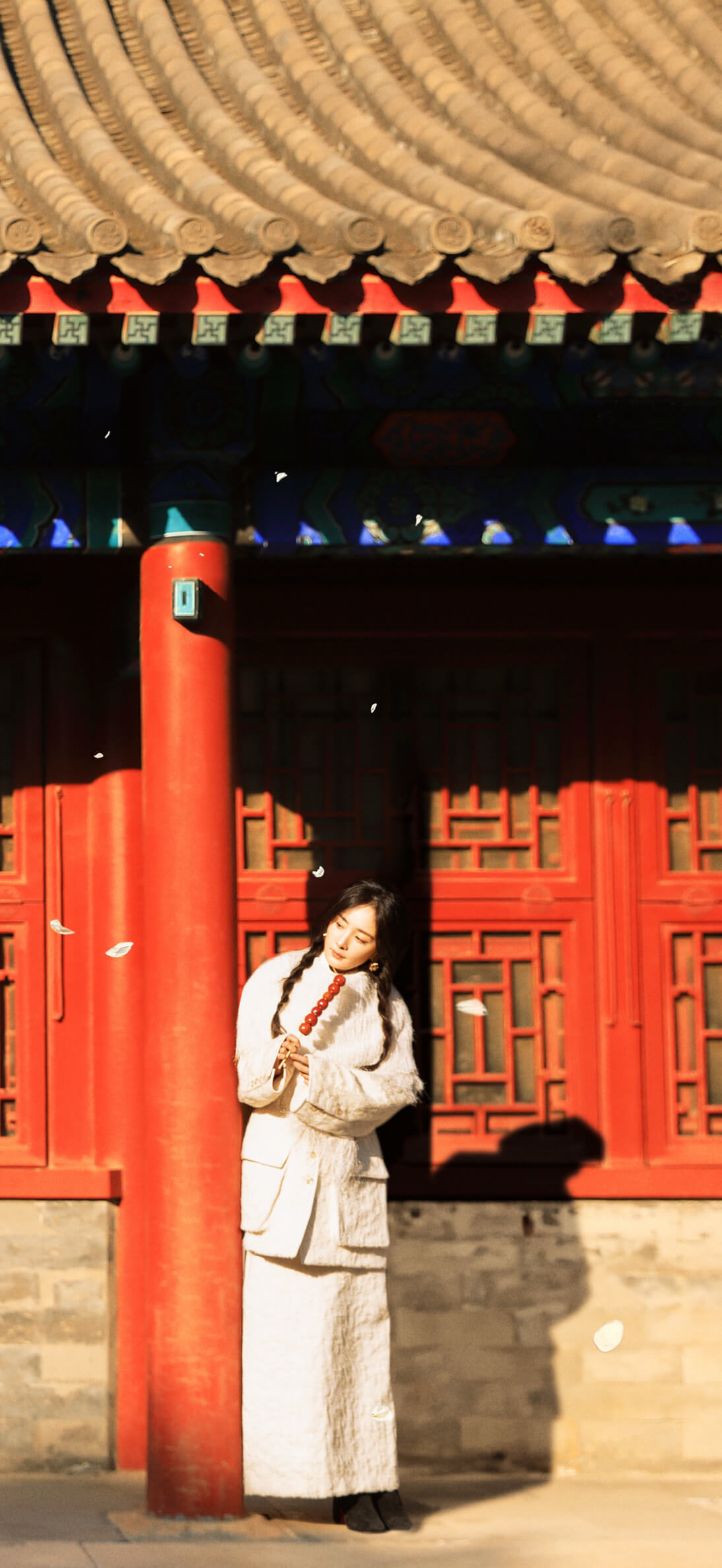 杨幂蛇年新春壁纸，双麻花辫新年京味大片