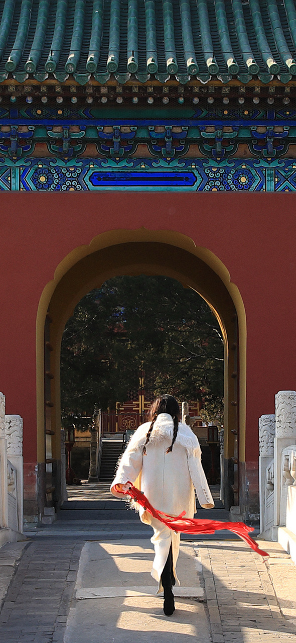 杨幂蛇年新春壁纸，双麻花辫新年京味大片