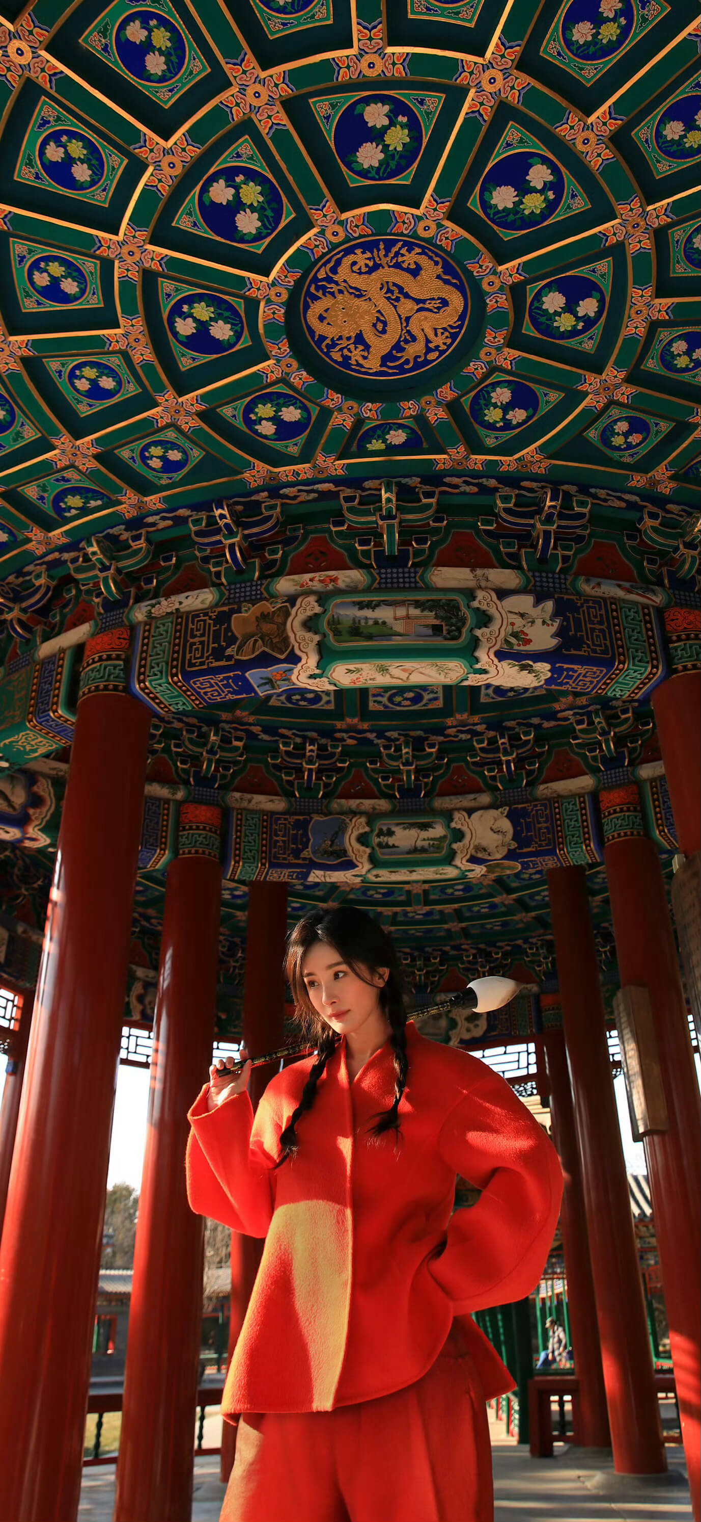 杨幂蛇年新春壁纸，双麻花辫新年京味大片