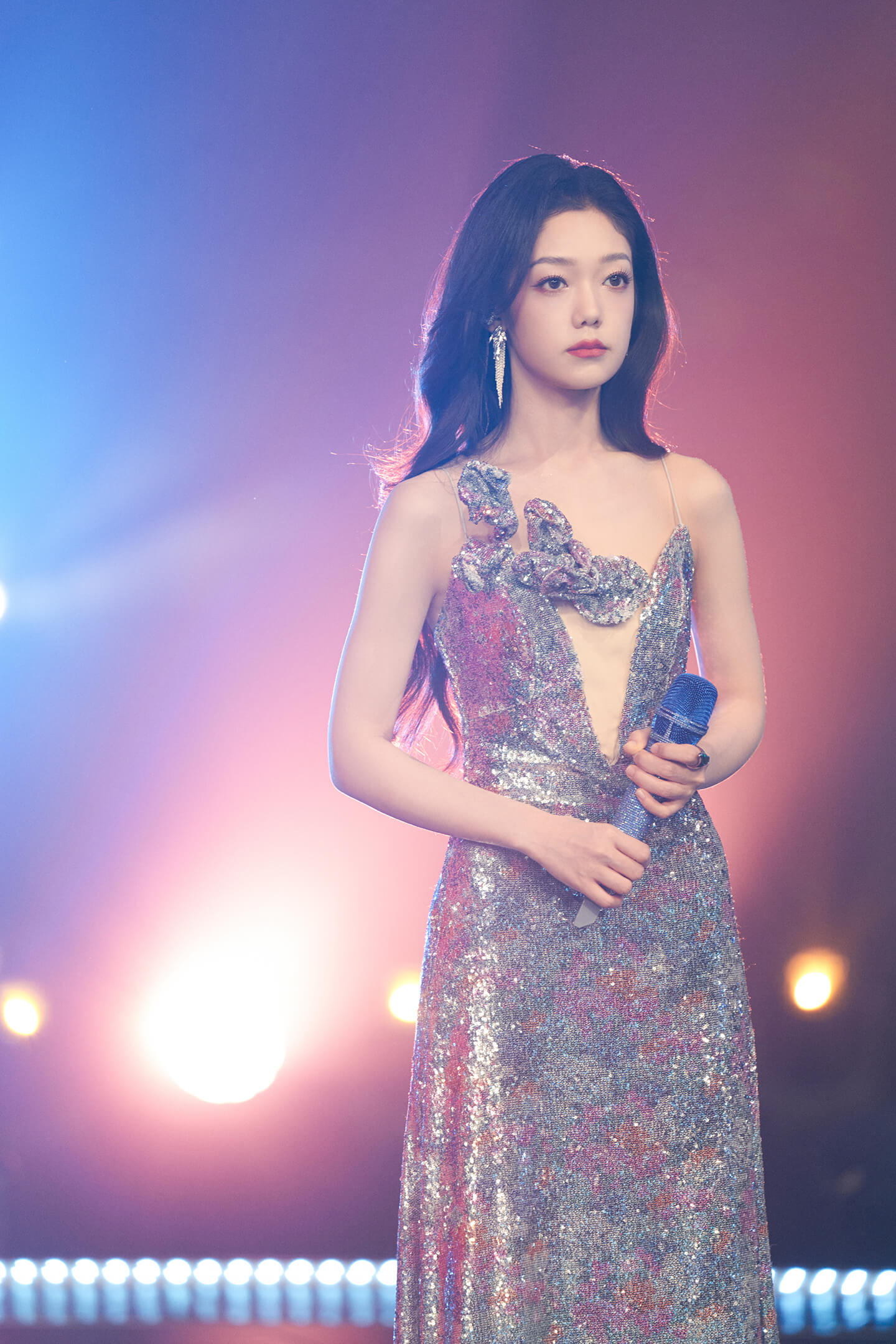 希林娜依高江苏卫视春晚穿搭，犹如繁星缀梦间