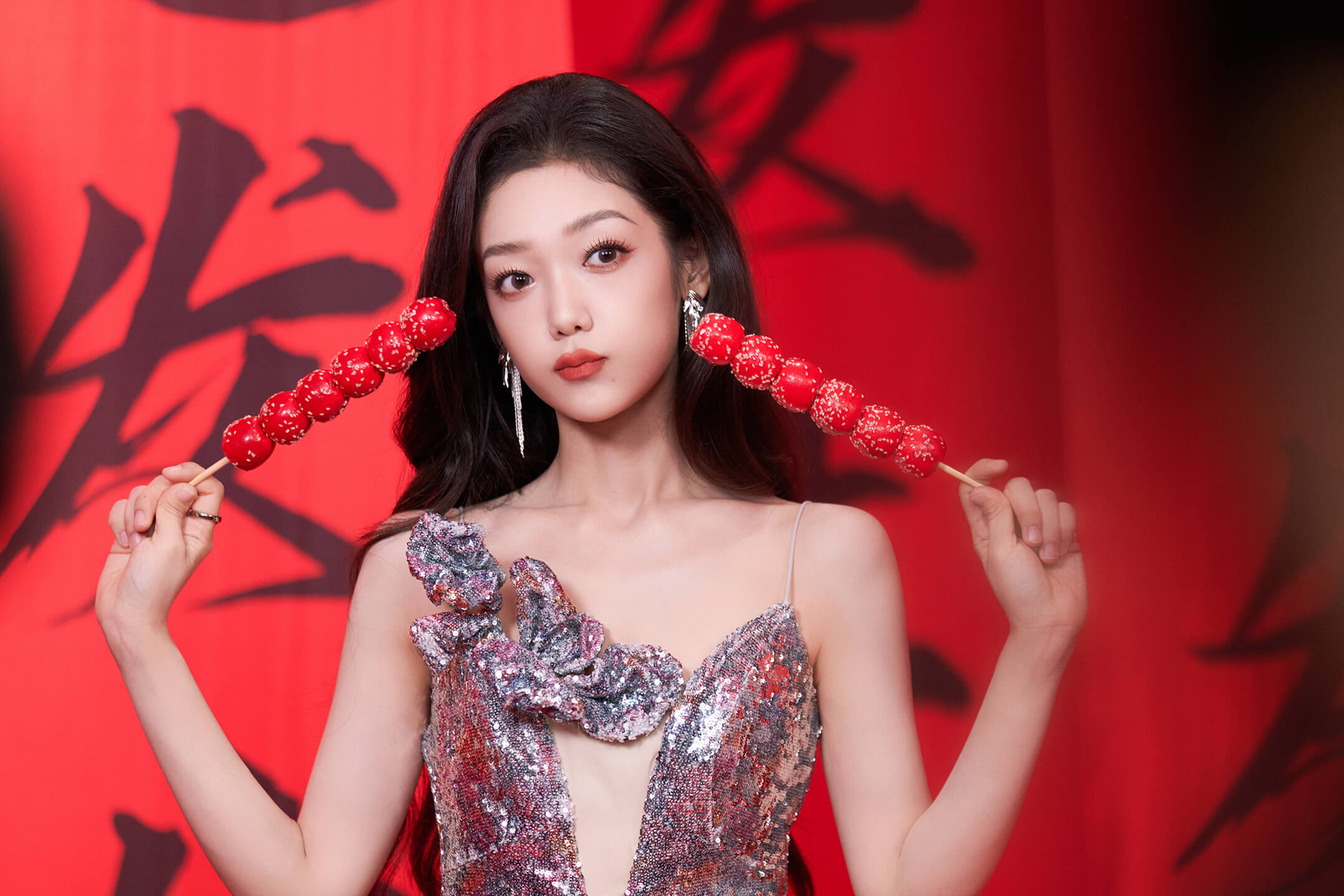 希林娜依高江苏卫视春晚穿搭，犹如繁星缀梦间