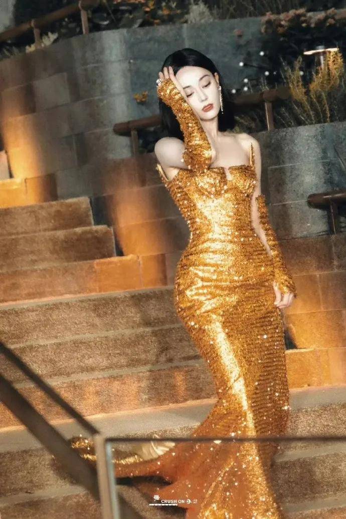 新疆美女迪丽热巴穿鎏金露背长裙！魔鬼身材性感火辣-2