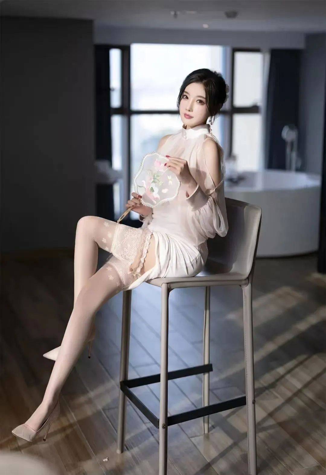 顶级极品模特杨晨晨完美腰臀比，背影太美了！