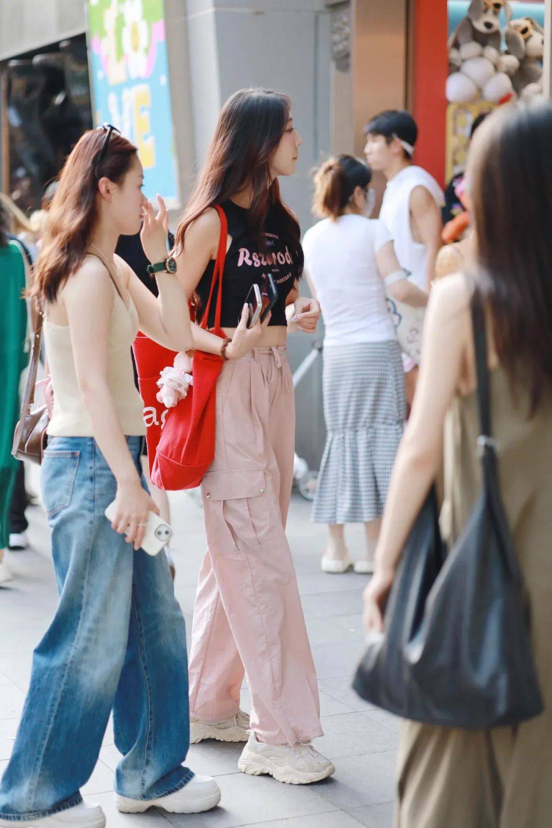 街拍：风韵十足的美女个个都是时髦美丽，散发着耀眼的魅力-5