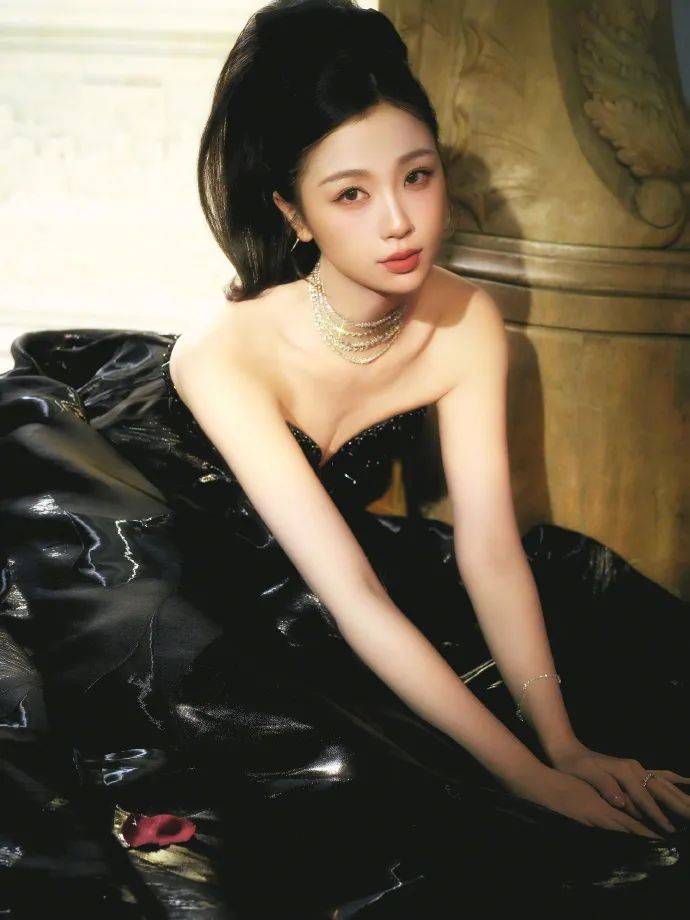 虞书欣穿着黑色抹胸衣裙露出事业线！魔鬼身材性感迷人-2
