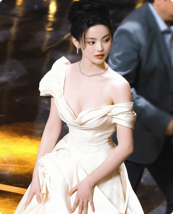 杨超越身材有多好？好奶好白好嫩，超有料！-1