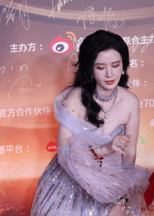 张萌穿紫色抹胸裙露出傲人事业线！魔鬼身材性感火辣-4