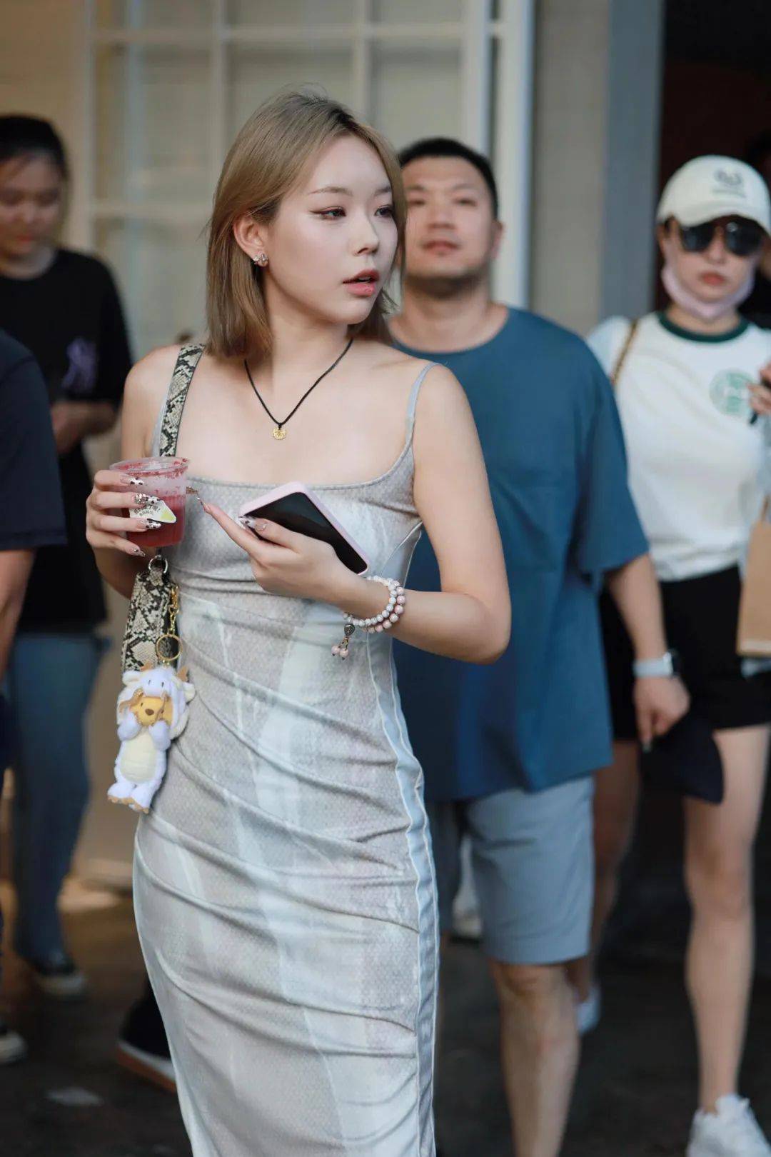 街拍：风韵十足的美女个个都是时髦美丽，散发着耀眼的魅力-4
