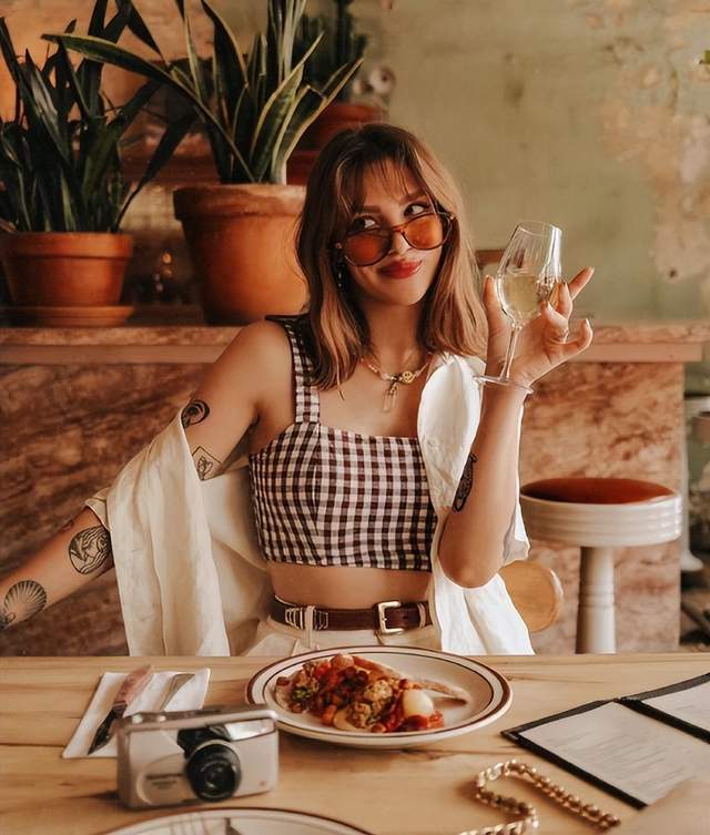 ins时尚博主Audrey Rivet的时尚哲学：复古色系打造秋冬温暖造型