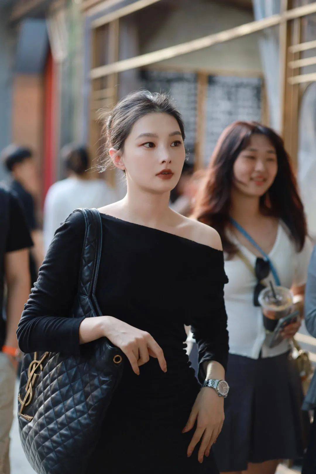 街拍：风韵十足的美女个个都是时髦美丽，散发着耀眼的魅力-1