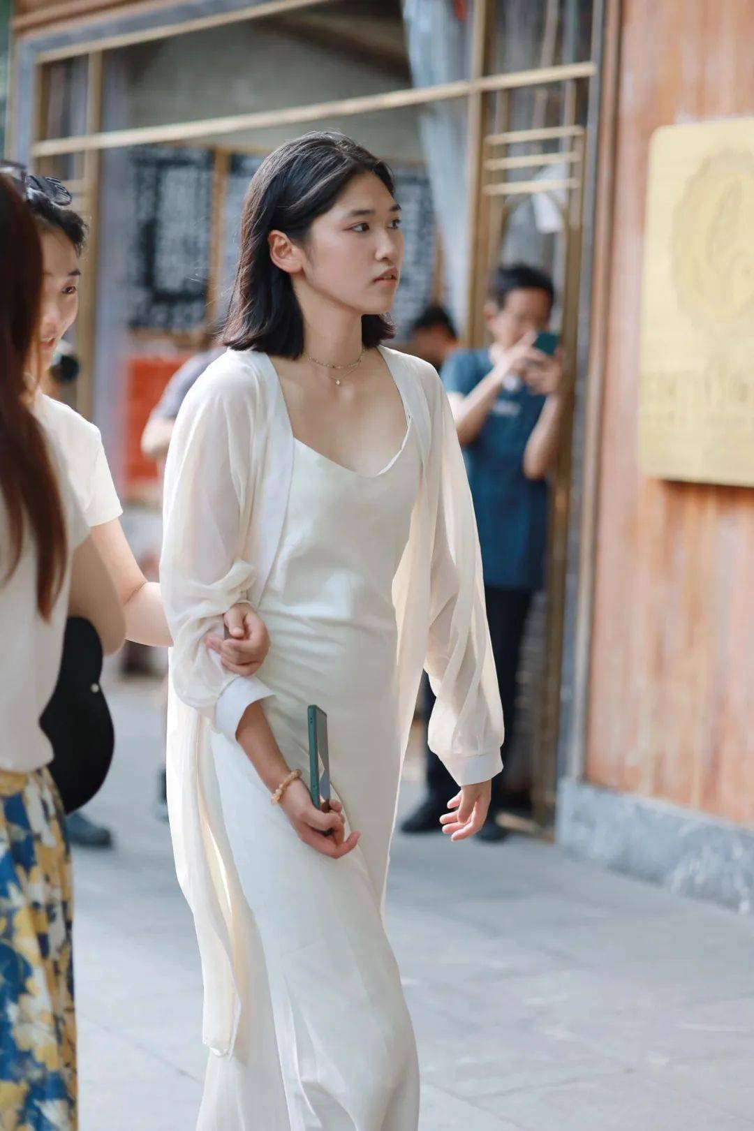 街拍：风韵十足的美女个个都是时髦美丽，散发着耀眼的魅力-9
