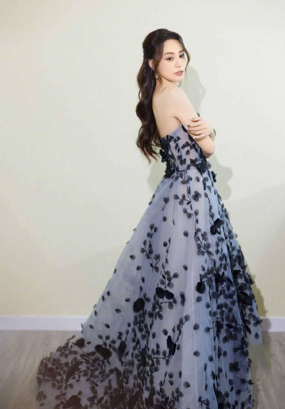 阿娇阿sa着同色系礼裙拍大片 两人对镜头比心超有爱