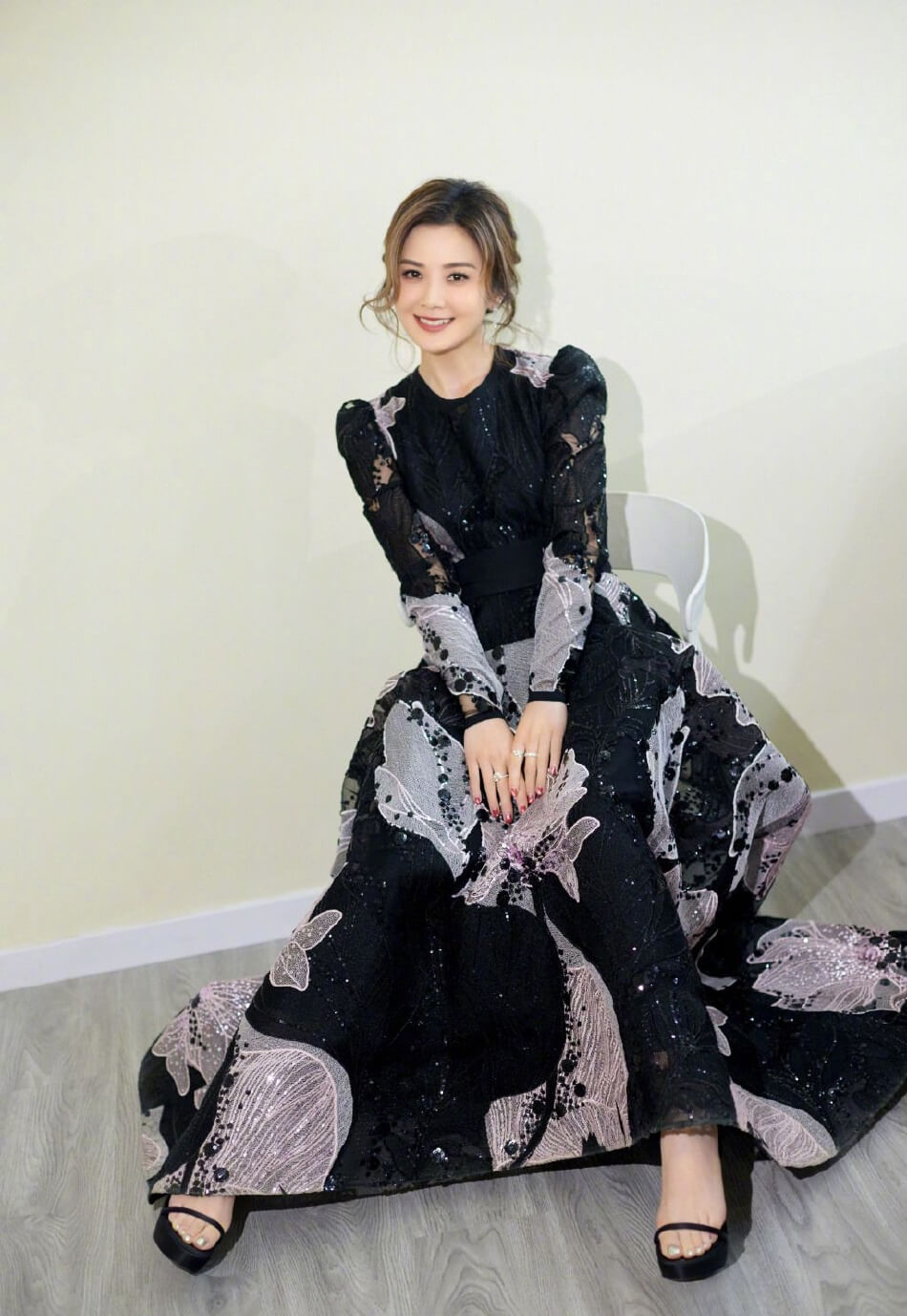 阿娇阿sa着同色系礼裙拍大片 两人对镜头比心超有爱