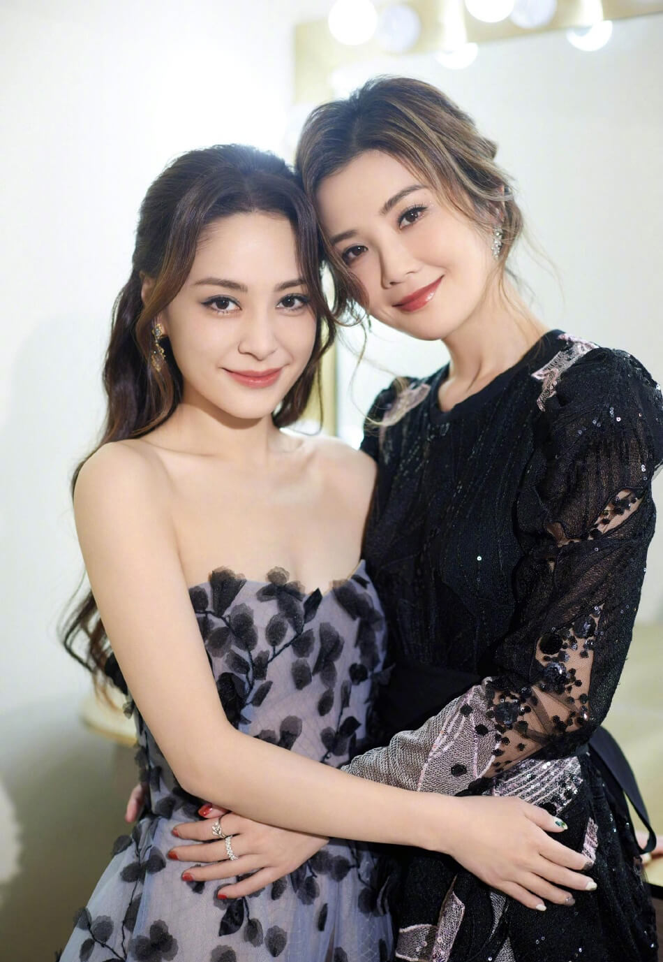 阿娇阿sa着同色系礼裙拍大片 两人对镜头比心超有爱