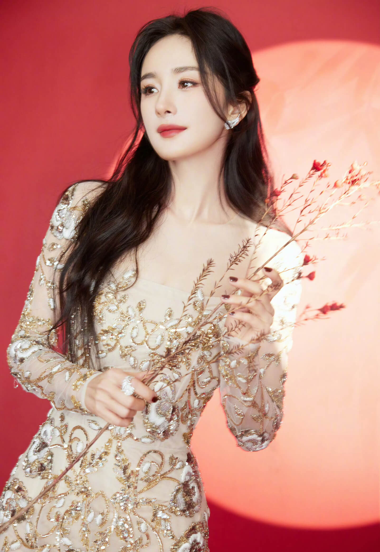 杨幂任华为matext非凡见证官，美丽喜庆！