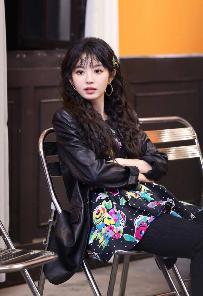 甜妹天花板田曦薇又出神级穿搭!教科书级甜酷风混搭美到上热搜