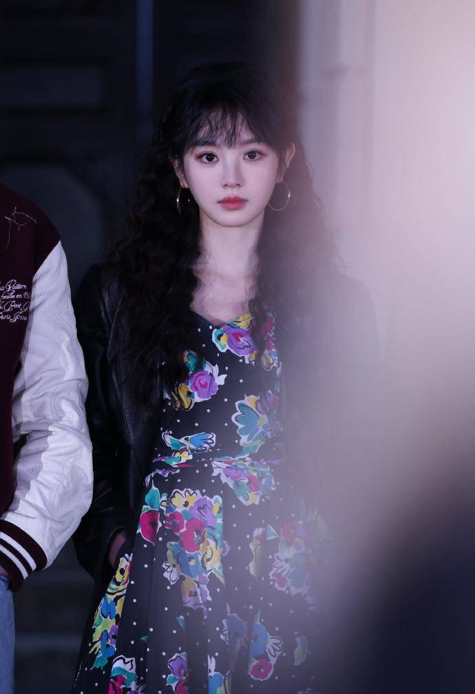 甜妹天花板田曦薇又出神级穿搭!教科书级甜酷风混搭美到上热搜