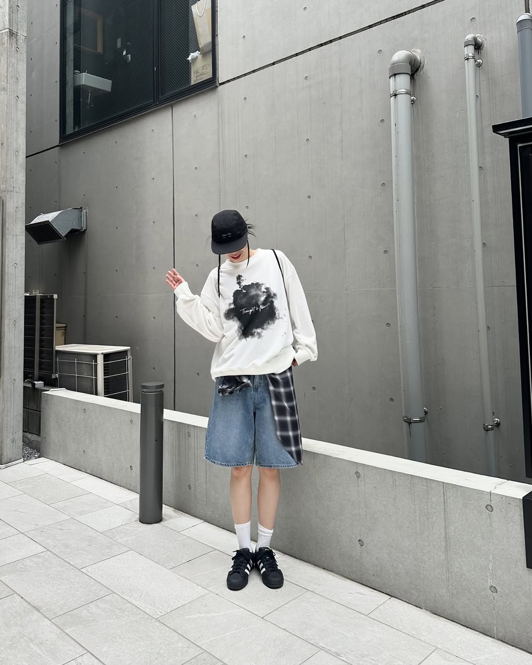 偏爱宽松裤装，怎么穿都率性有型，来看高个网红女生Misaki的造型心法