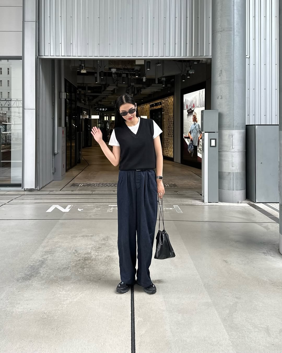 偏爱宽松裤装，怎么穿都率性有型，来看高个网红女生Misaki的造型心法
