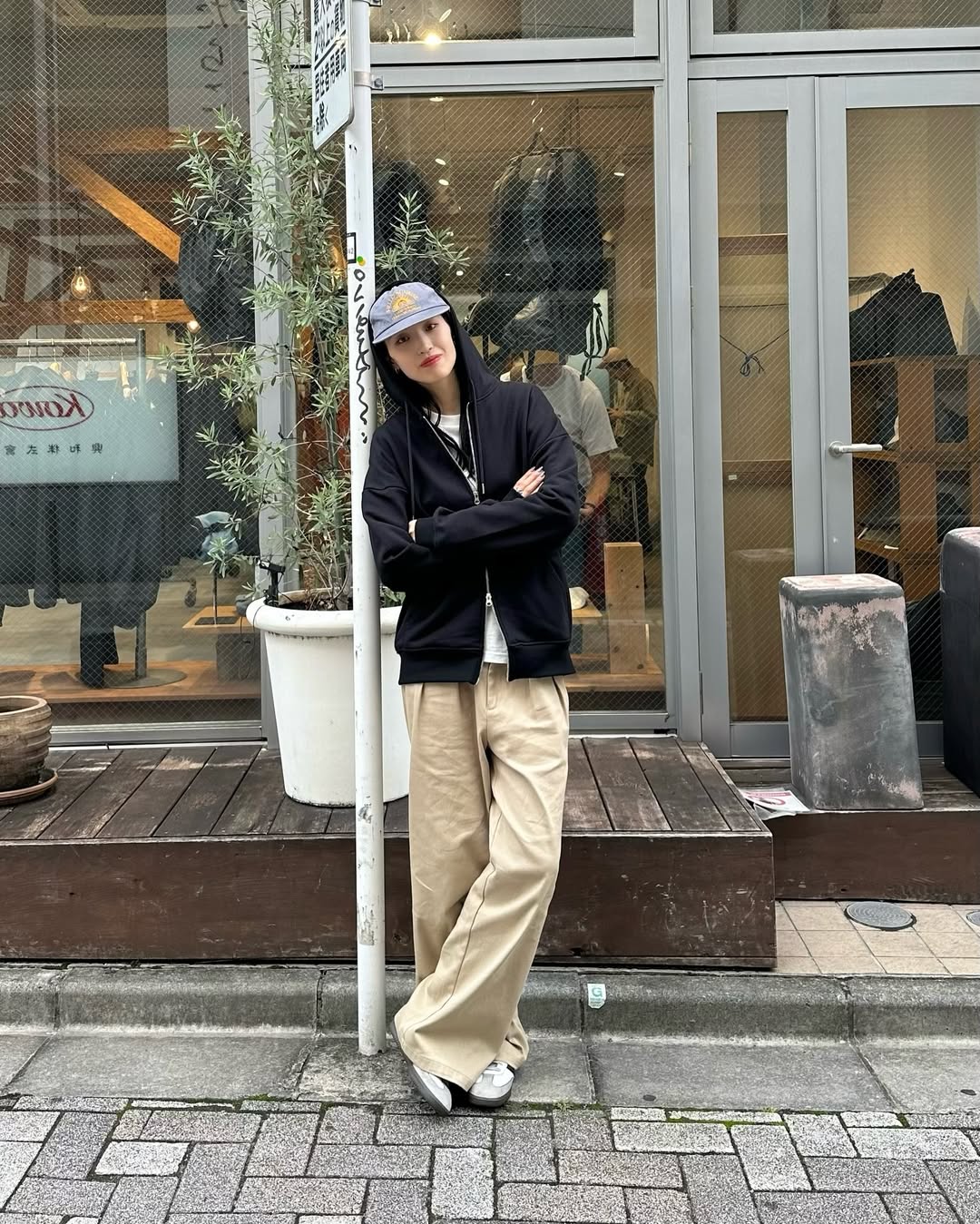 偏爱宽松裤装，怎么穿都率性有型，来看高个网红女生Misaki的造型心法