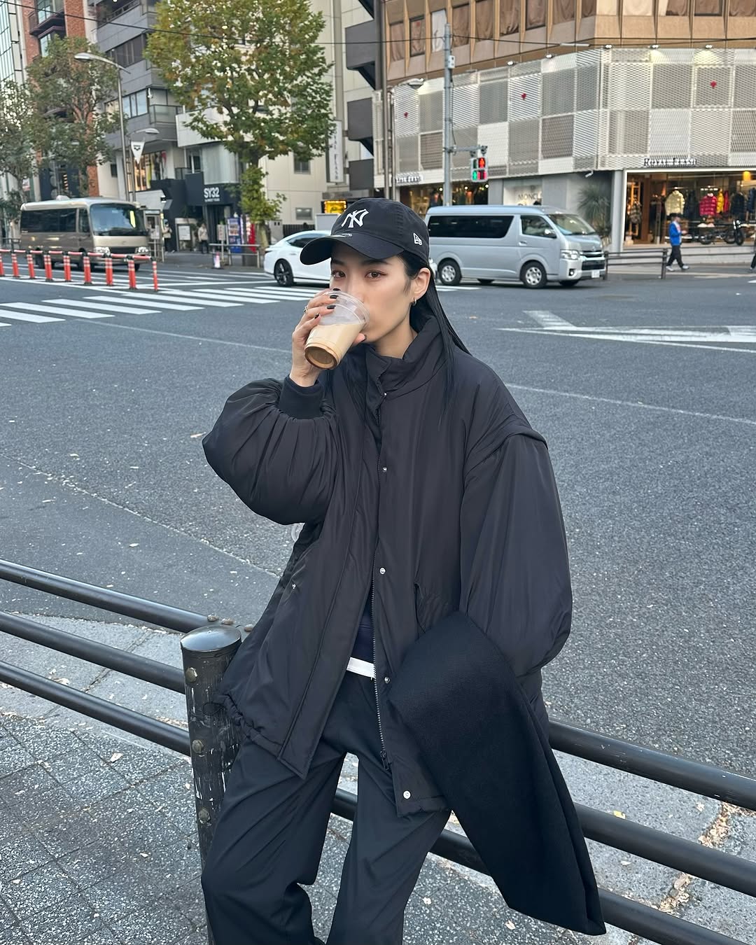 偏爱宽松裤装，怎么穿都率性有型，来看高个网红女生Misaki的造型心法