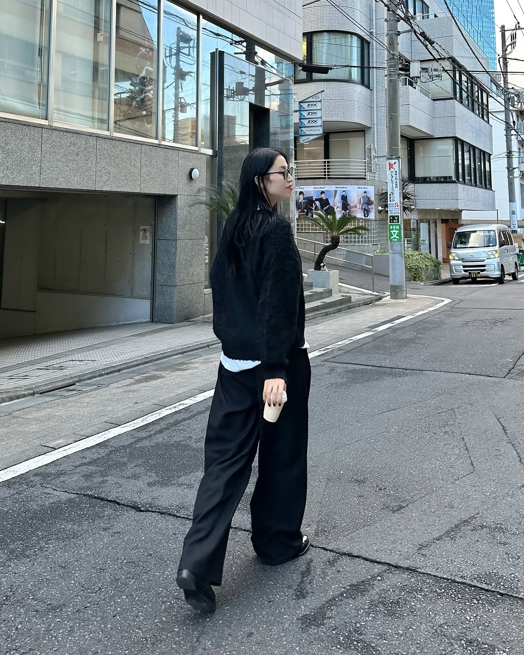 偏爱宽松裤装，怎么穿都率性有型，来看高个网红女生Misaki的造型心法