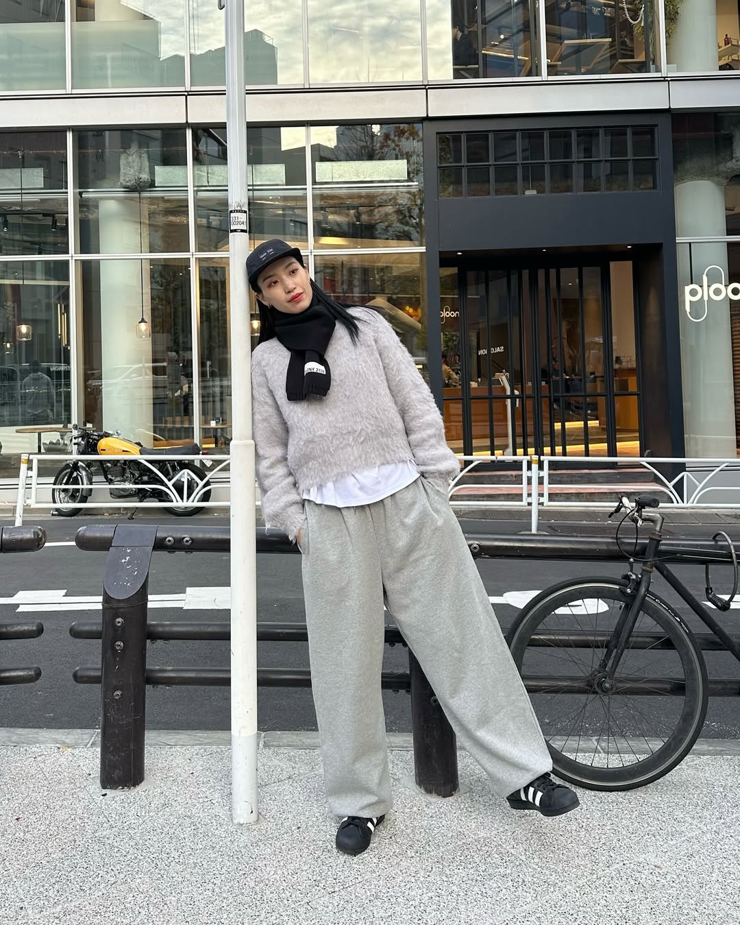 偏爱宽松裤装，怎么穿都率性有型，来看高个网红女生Misaki的造型心法