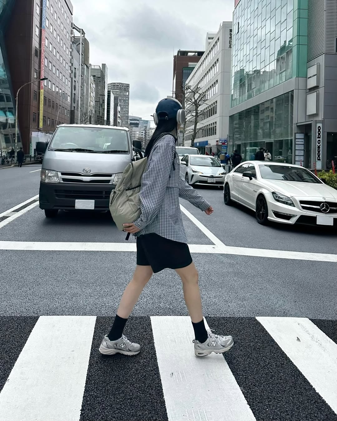 偏爱宽松裤装，怎么穿都率性有型，来看高个网红女生Misaki的造型心法