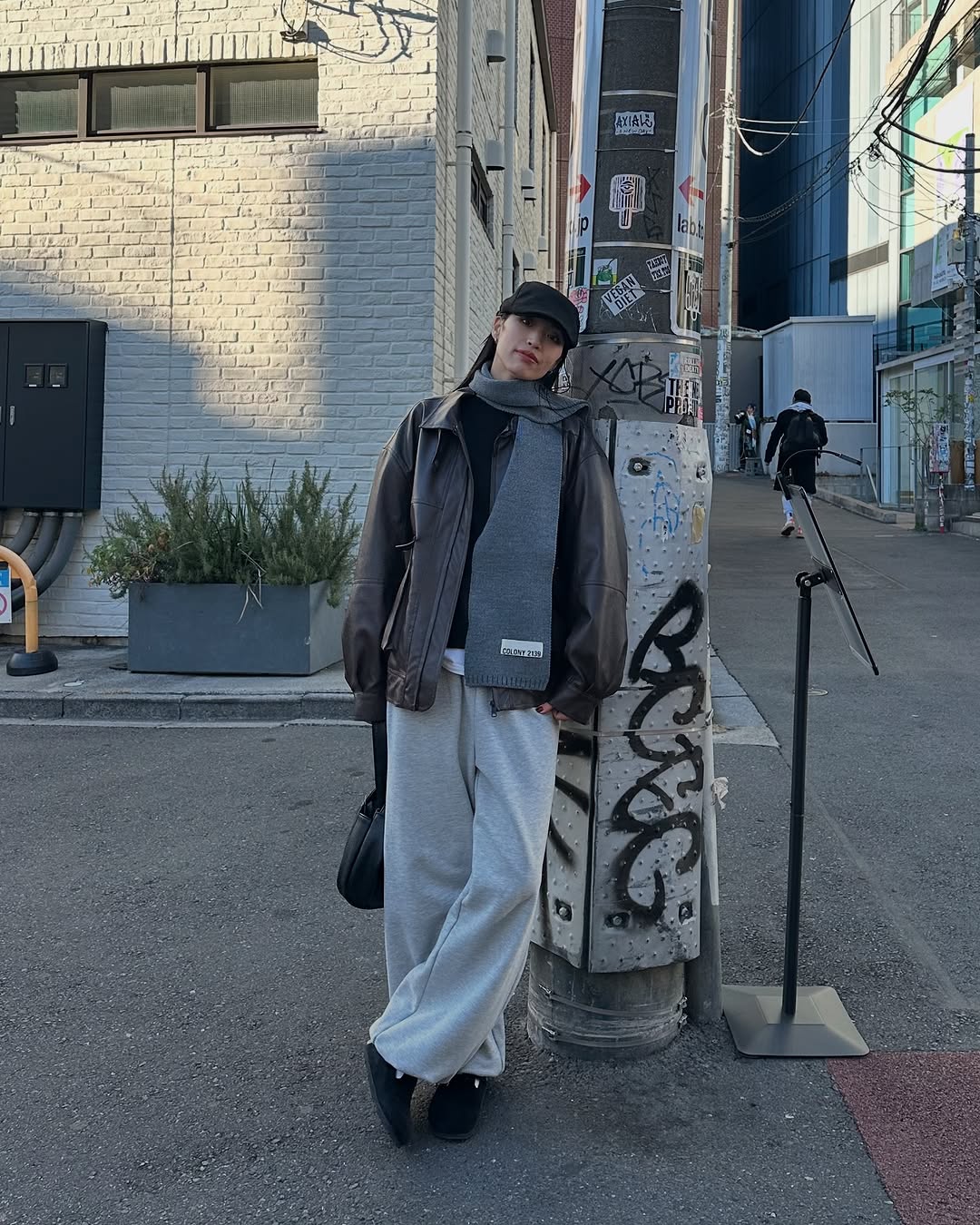 偏爱宽松裤装，怎么穿都率性有型，来看高个网红女生Misaki的造型心法