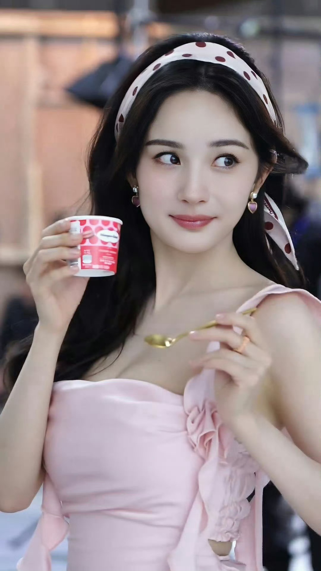 杨幂穿粉裙吊带装，美回18岁