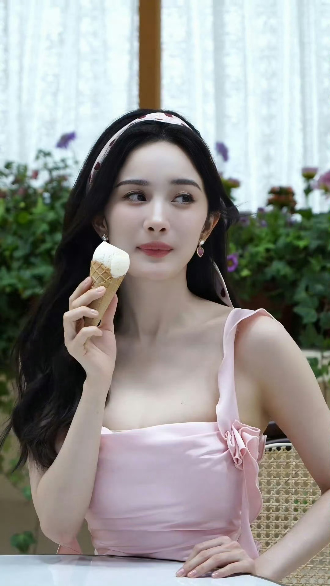 杨幂穿粉裙吊带装，美回18岁