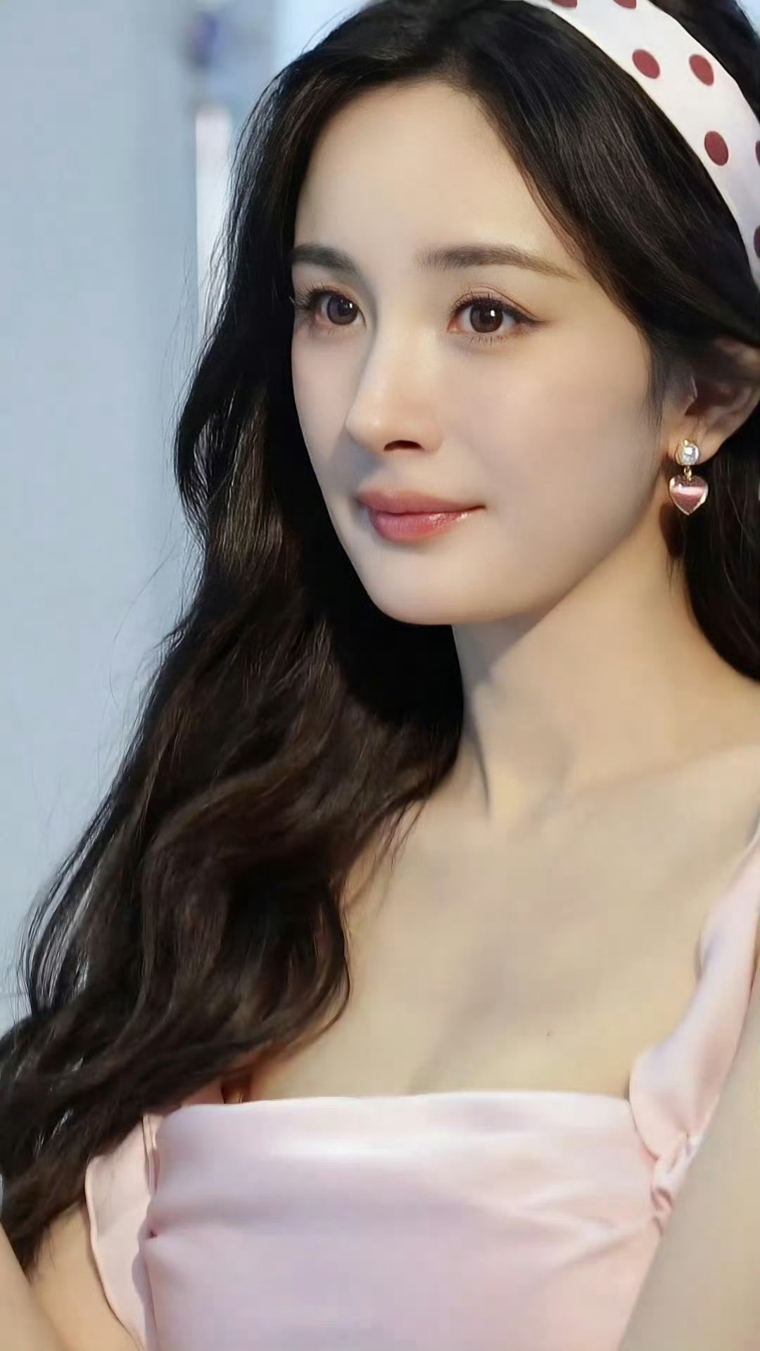 杨幂穿粉裙吊带装，美回18岁