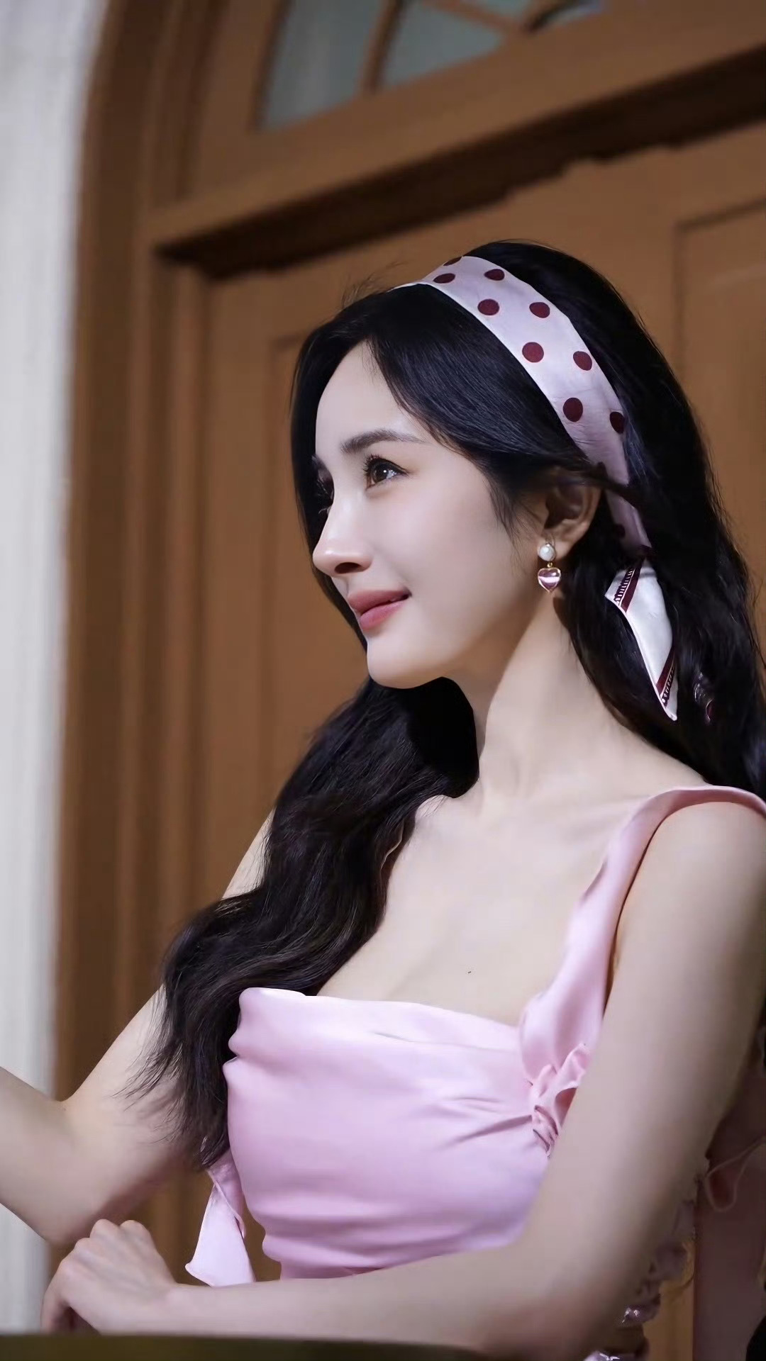 杨幂穿粉裙吊带装，美回18岁