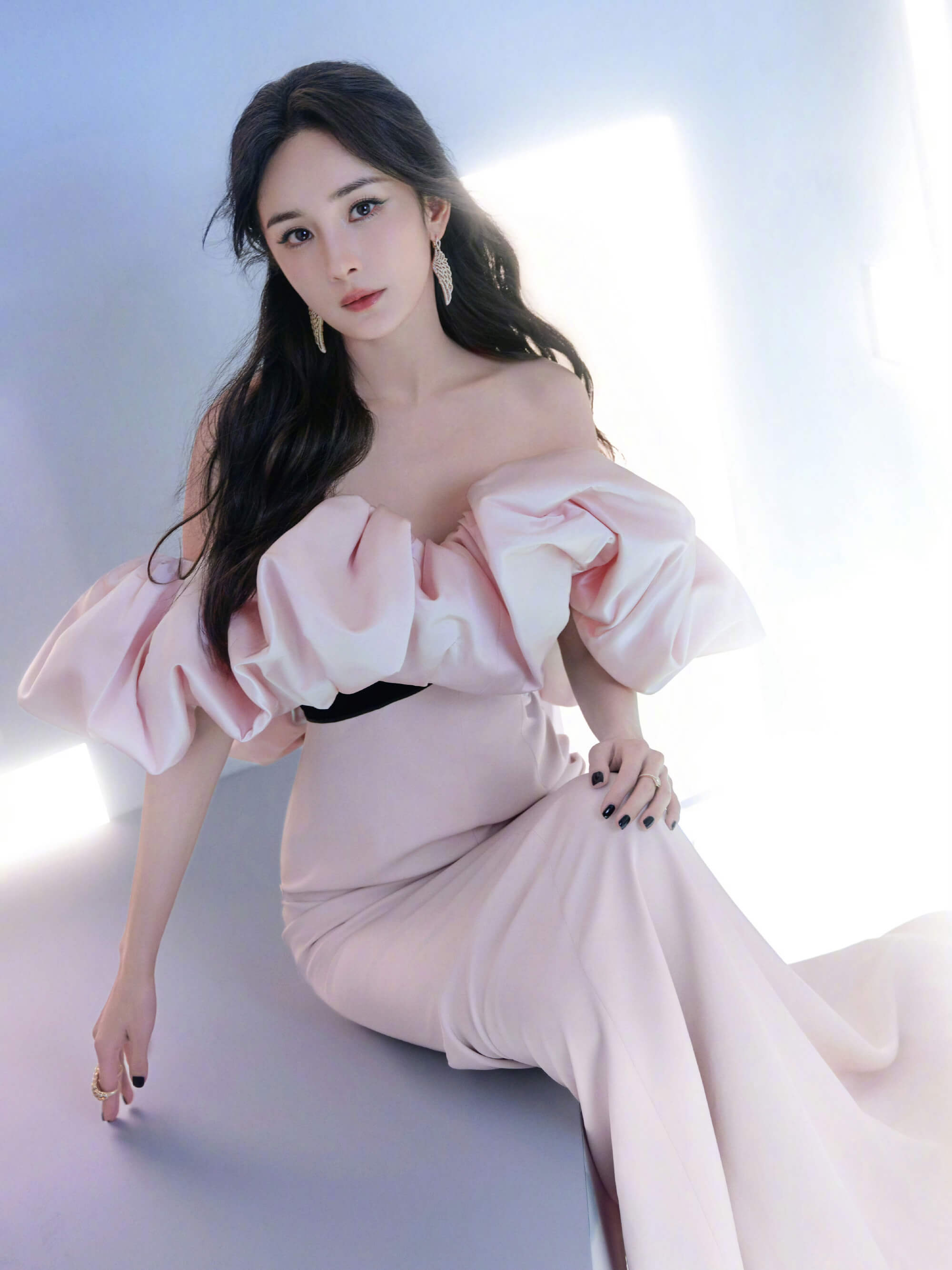 杨幂穿粉裙吊带装，美回18岁