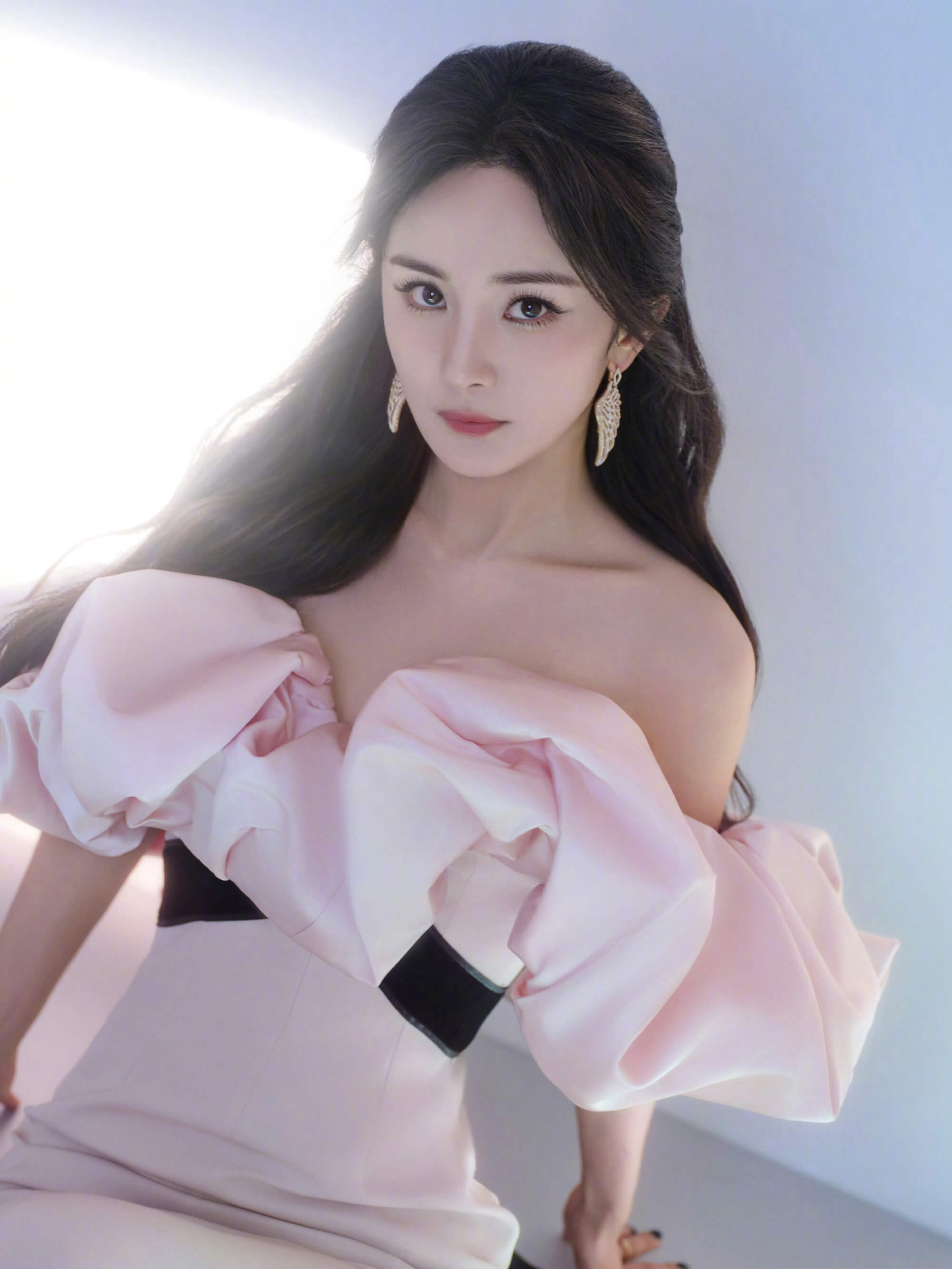 杨幂穿粉裙吊带装，美回18岁