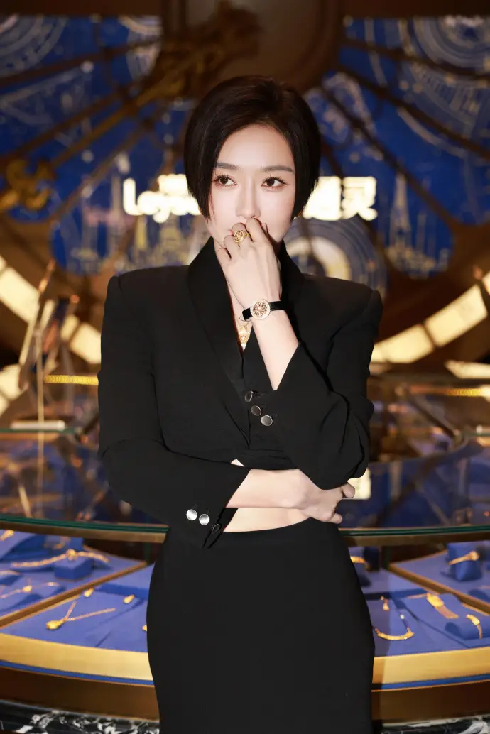 30岁+如何穿出少女感?秦岚上短下长穿搭法太绝了!普通人照搬这3招美出新高度
