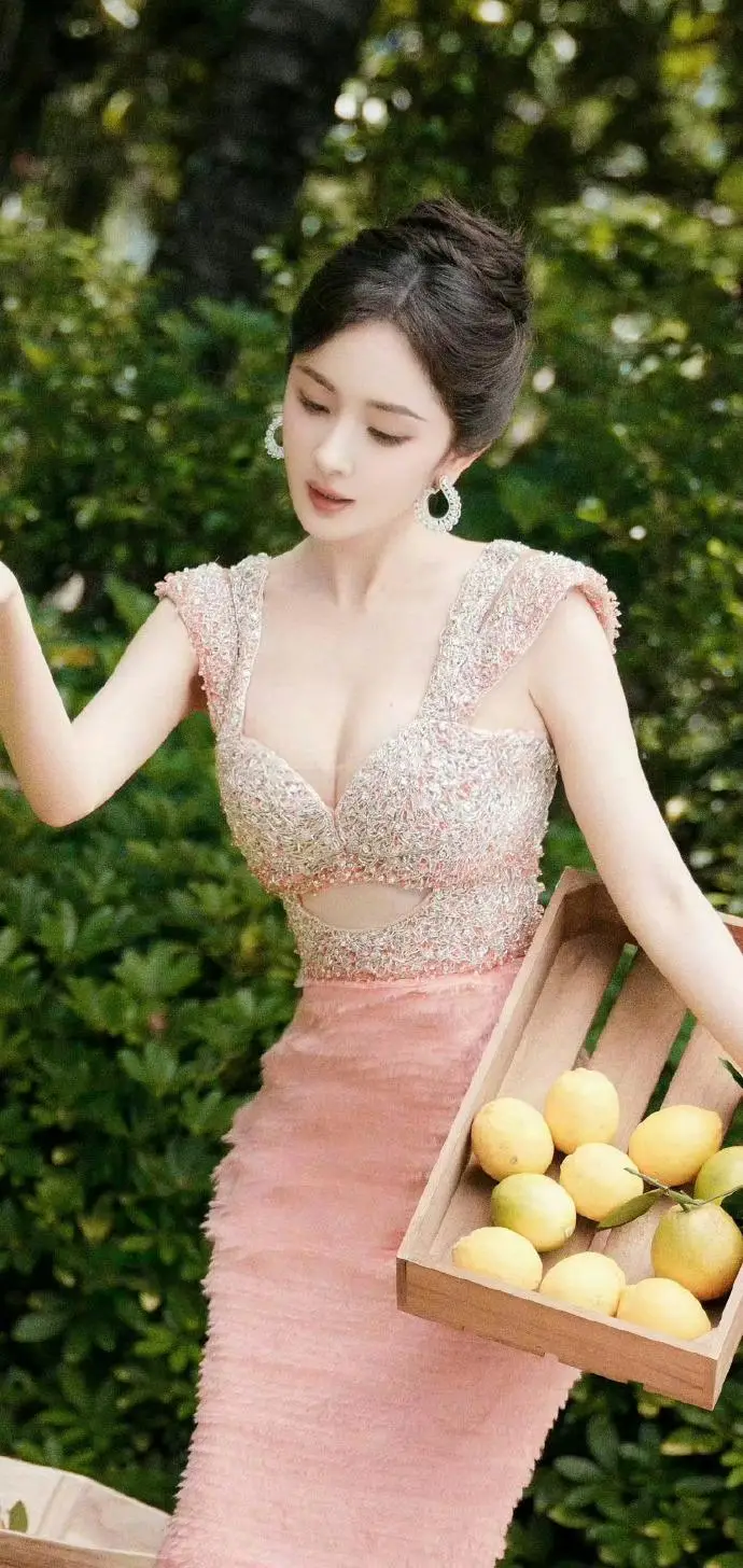 35岁穿出18岁少女感!杨幂粉色战袍全解析,3招教你穿出「人间水蜜桃」体质