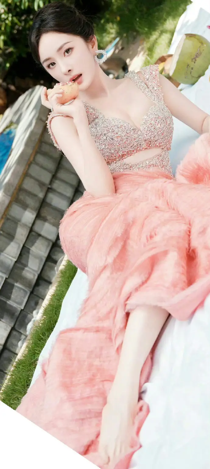 35岁穿出18岁少女感！杨幂粉色战袍全解析，3招教你穿出「人间水蜜桃」体质