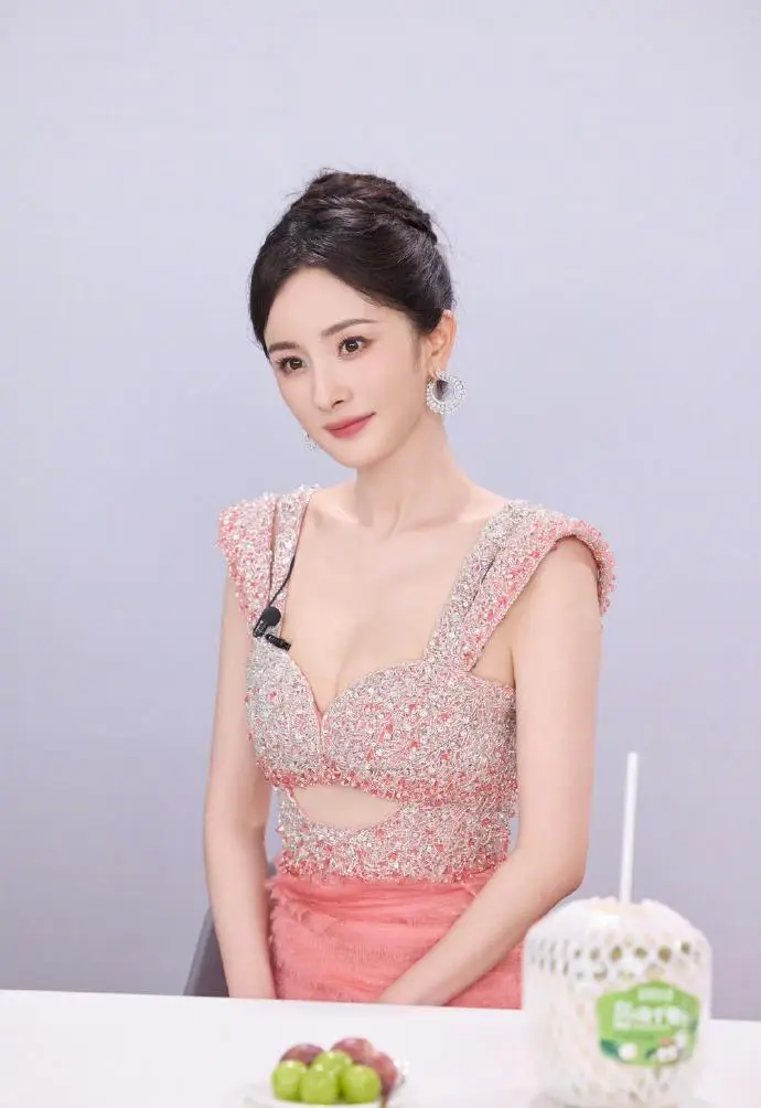 35岁穿出18岁少女感！杨幂粉色战袍全解析，3招教你穿出「人间水蜜桃」体质