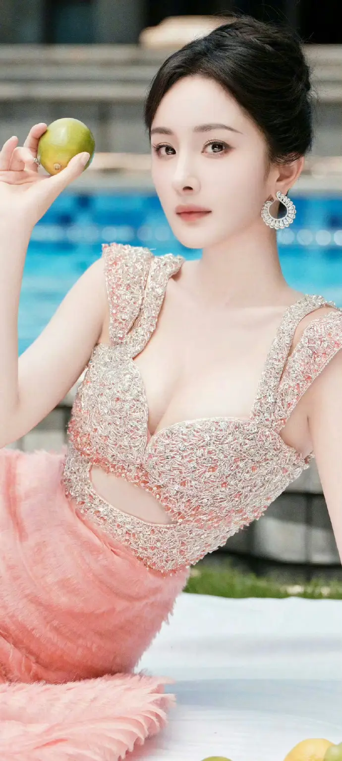 35岁穿出18岁少女感！杨幂粉色战袍全解析，3招教你穿出「人间水蜜桃」体质