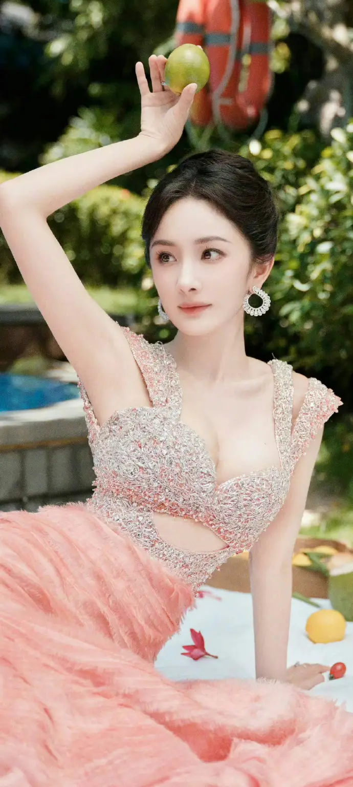 35岁穿出18岁少女感!杨幂粉色战袍全解析,3招教你穿出「人间水蜜桃」体质