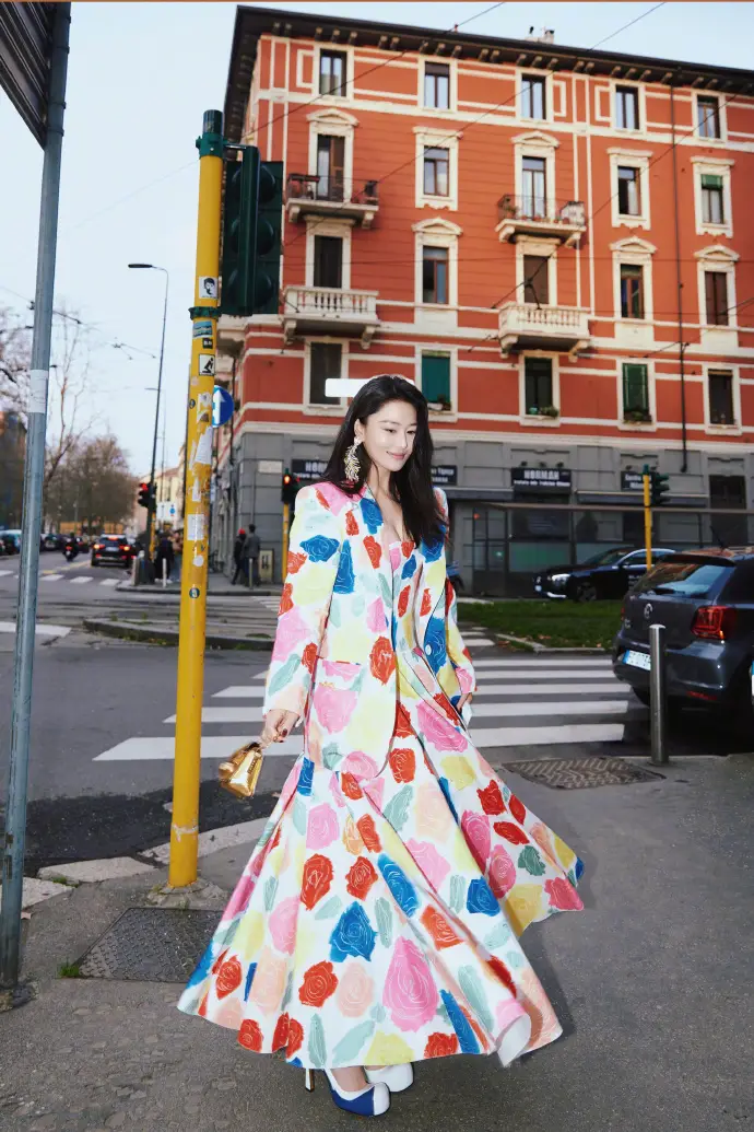 张馨予穿成"花海女王"被夸爆!普通人照搬这3招也能美出圈!
