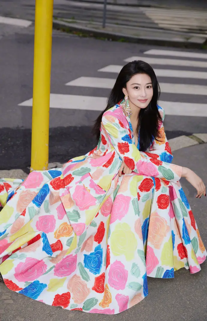 张馨予穿成"花海女王"被夸爆!普通人照搬这3招也能美出圈!