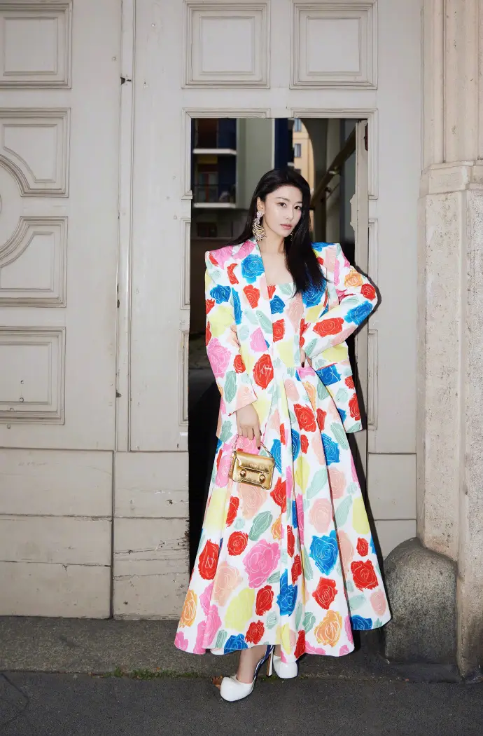 张馨予穿成"花海女王"被夸爆!普通人照搬这3招也能美出圈!