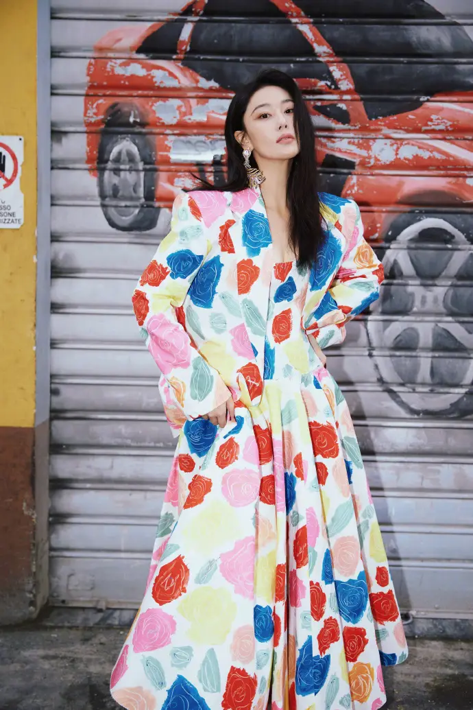 张馨予穿成"花海女王"被夸爆!普通人照搬这3招也能美出圈!