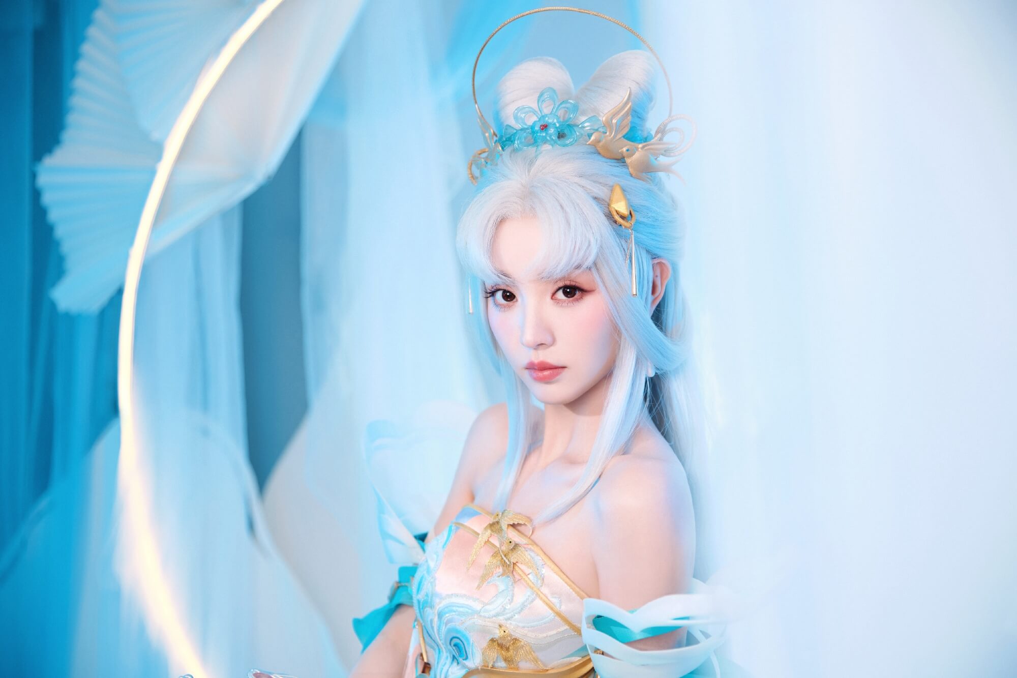 女明星集体变身峡谷仙女？田曦薇的出圈穿搭藏了3个心机！