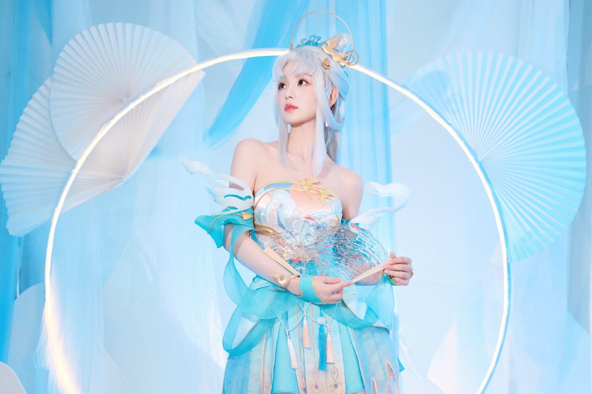 女明星集体变身峡谷仙女？田曦薇的出圈穿搭藏了3个心机！