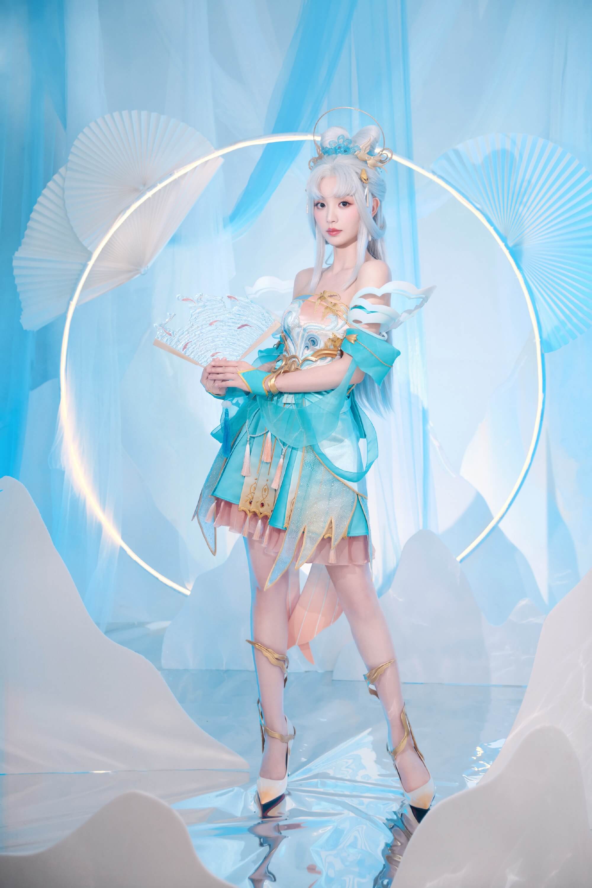 女明星集体变身峡谷仙女？田曦薇的出圈穿搭藏了3个心机！