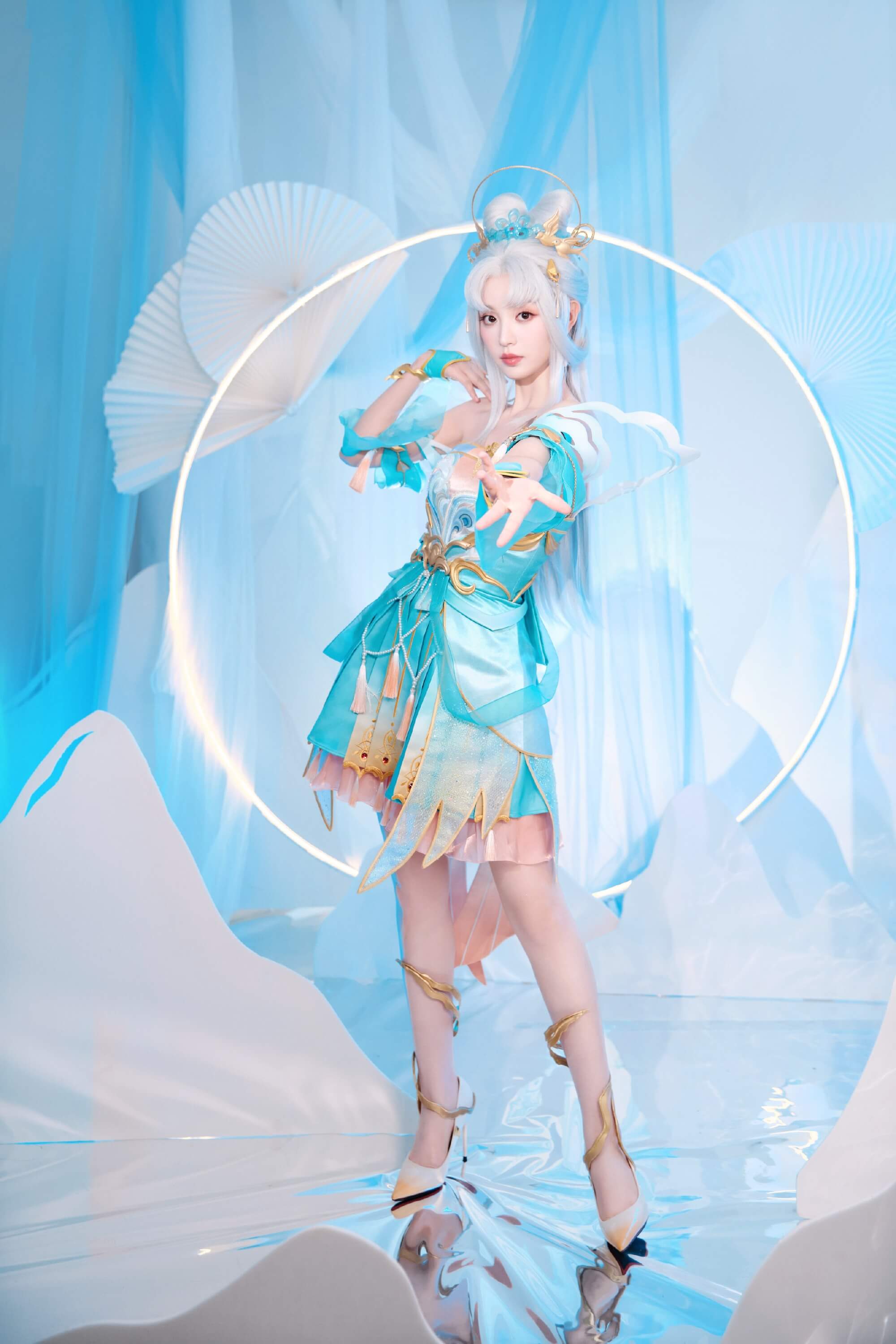 女明星集体变身峡谷仙女？田曦薇的出圈穿搭藏了3个心机！